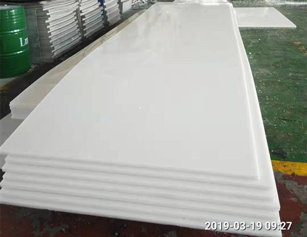 PE板同時在施工中注意膠水有粘到皮膚